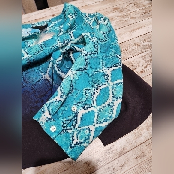 INVESTMENTS Python Pattern Blouse Petite Small  Lightweight NWT - Picture 10 of 10